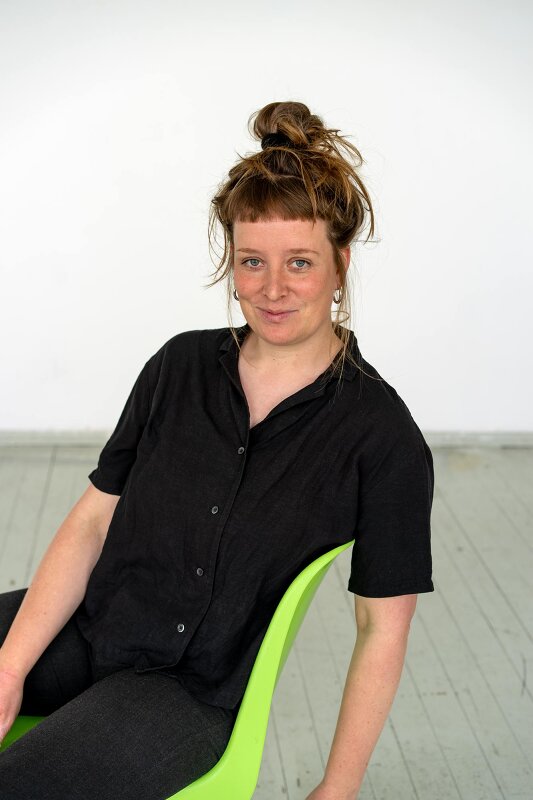 Charlotte-Stieglitz sitzend auf einem Bild von Sophie-Meuresch